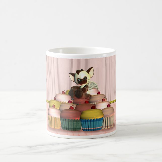 kleiner Katzenengel auf feenhaftem Kuchen, kleiner Kaffeetasse (Mittel)
