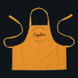 KLEINER KOCH Personalisierter Name Jahr Schürze<br><div class="desc">Lasst uns backen. Passen Sie den Namen und das Jahr an,  das Sie für die Schürze dieses Kindes benötigen. Diese personalisierte Schürze auf Orange mit weißem Schriftsatz. Stilvolle Typografie-Behandlung. Ermuntern Sie den LITTLE KOCH in Ihrem Leben mit einem besonderen Geschenk.</div>