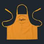 KLEINER KOCH Personalisierter Name Jahr Schürze<br><div class="desc">Lasst uns backen. Passen Sie den Namen und das Jahr an,  das Sie für die Schürze dieses Kindes benötigen. Diese personalisierte Schürze auf Orange mit weißem Schriftsatz. Stilvolle Typografie-Behandlung. Ermuntern Sie den LITTLE KOCH in Ihrem Leben mit einem besonderen Geschenk.</div>