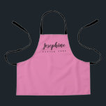 Kleiner Koch Script Girl Name Pink personalisiert Schürze<br><div class="desc">Unsere Kinder helfen seit jeher gerne beim Backen und Kochen am Zuhause. Wir haben diese Liebe für die kulinarischen Künste in jungen Jahren gefördert und sie inspirierte diese personalisierten "Kleiner Koch"-Schürze. Erleben Sie die Leidenschaft Ihres Kindes für das Kochen mit unseren rosa Personalisierten Schürze "Kleiner Koch". Diese Schürze sind so...</div>