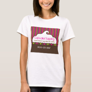 Kleiner Kuchen, der Retro T-Shirt übersteigt