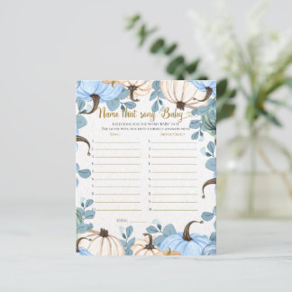 Kleiner Kürbisname, der das Baby-Duschspiel spielt