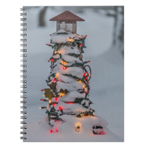 Kleiner Leuchtturm, zu Weihnachten dekoriert Notizblock