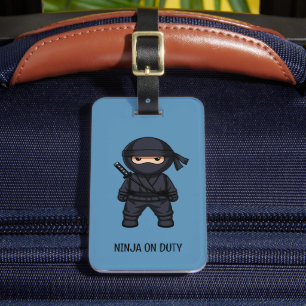 Kleiner Ninja-Krieger auf blauem Gepäckanhänger
