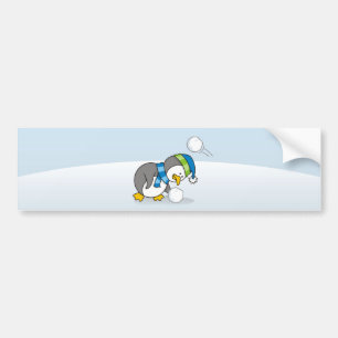 Kleiner Pinguin bekommt eine Schneeball Autoaufkleber