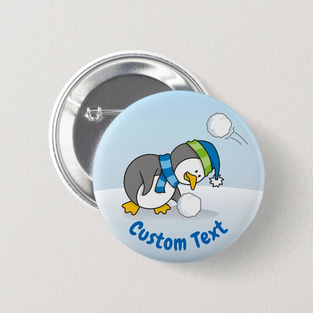 Kleiner Pinguin bekommt eine Schneeball Button (Vorne & Hinten)