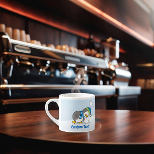 Kleiner Pinguin bekommt eine Schneeball Espressotasse