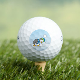 Kleiner Pinguin bekommt eine Schneeball Golfball