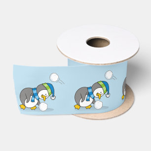 Kleiner Pinguin bekommt eine Schneeball Satinband
