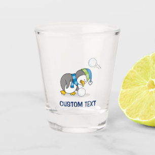 Kleiner Pinguin bekommt eine Schneeball Schnapsglas