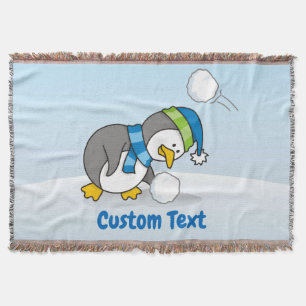 Kleiner Pinguin bekommt eine Schneeballdecke Decke