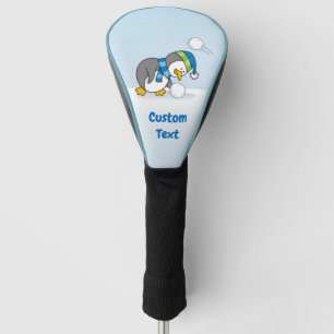 Kleiner Pinguin bekommt eine Schneeballgolfkopfabd Golf Headcover