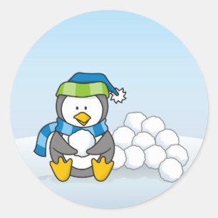 Kleiner Pinguin mit Schneebällen Runder Aufkleber
