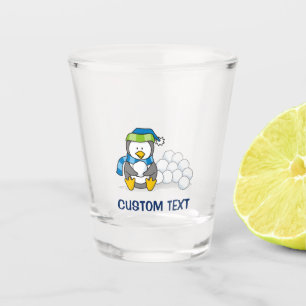 Kleiner Pinguin mit Schneebällen Schnapsglas