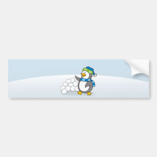 Kleiner Pinguin mit schneebedeckten Kugeln Autoaufkleber