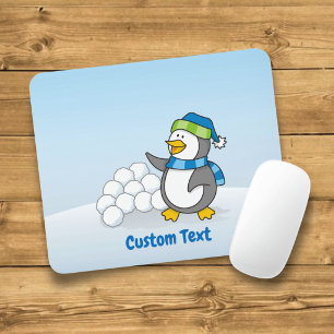 Kleiner Pinguin mit schneebedeckten Kugeln mit sch Mousepad