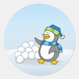 Kleiner Pinguin mit schneebedeckten Kugeln Runder Aufkleber
