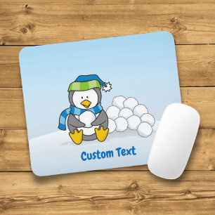 Kleiner Pinguin sitzend mit Schneeballmauspad Mousepad