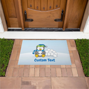 Kleiner Pinguin sitzend mit Snowballs Türmchen Fußmatte