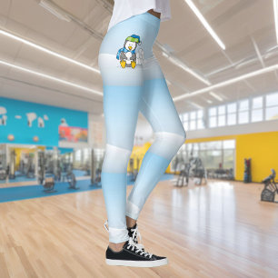 Kleiner Pinguin sitzt mit Schneebällen Leggings