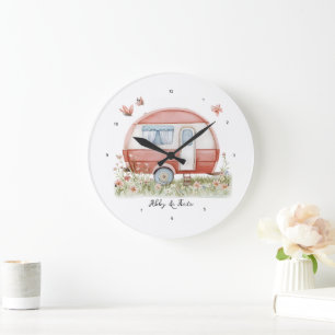 Kleiner rosa Glamper-Camper mit Schmetterlingen Große Wanduhr