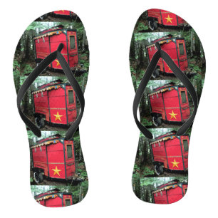 Kleiner roter Sinti und Romawohnwagen Thunder_Cove Flip Flops
