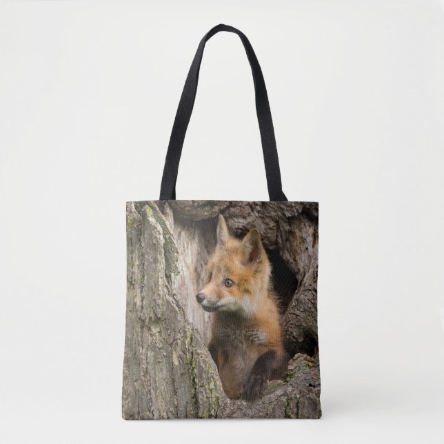 Kleiner Rotfuchs in einem Baumhaufen Tasche (Vorderseite)