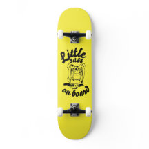 kleiner Sass auf dem Skateboard