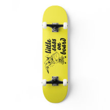 kleiner Sass auf Skateboard