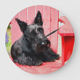 Kleiner Scottie in einem großen roten Stuhl Große Wanduhr