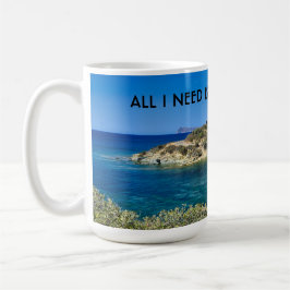 kleiner Strand auf Sardinien mit türkisblauem Wass Kaffeetasse