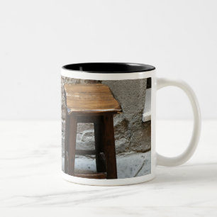 Kleiner Stuhl und Hocker, Pienza, Italien Zweifarbige Tasse
