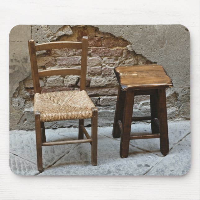 Kleiner Stuhl und Stuhl, Pienza, Italien Mousepad (Vorne)