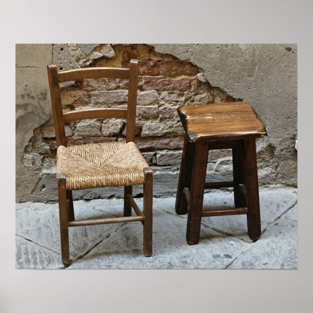 Kleiner Stuhl und Stuhl, Pienza, Italien Poster (Vorne)