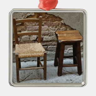 Kleiner Stuhl und Stuhl, Pienza, Italien Silbernes Ornament