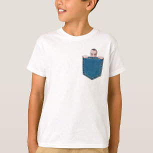 Kleiner Typ holt aus dem Fake T-Shirt