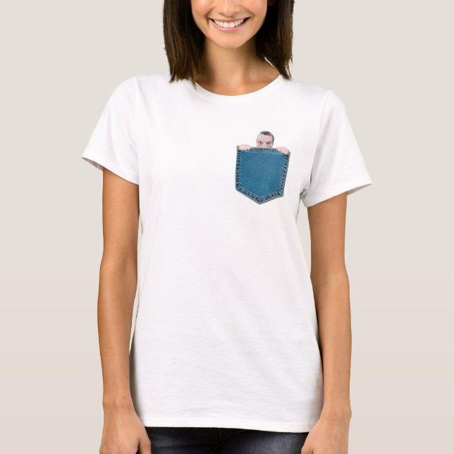 Kleiner Typ holt aus dem Fake T-Shirt (Vorderseite)