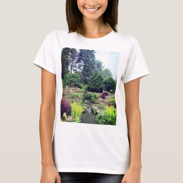 Kleiner Wasserfall im Garten T-Shirt (Vorderseite)