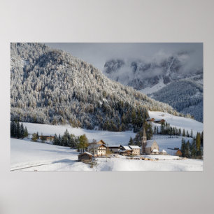 Kleines Alpendorf im Schnee Poster