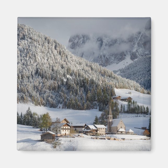 Kleines alpines Dorf im Schneekoppel-Magneten Magnet (Vorne)