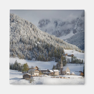 Kleines alpines Dorf im Schneequadratmagneten Magnet