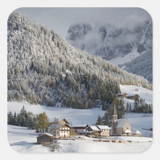 Kleines Bergdorf im Schneekanal Quadratischer Aufkleber (Vorderseite)