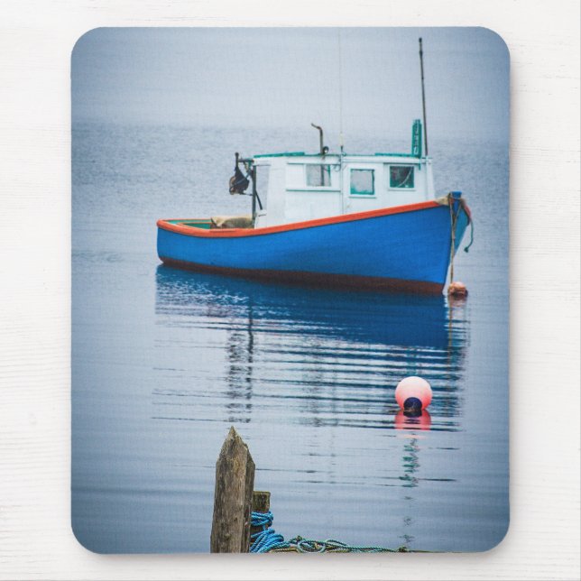 Kleines Blaues Fischerboot Mousepad (Vorne)