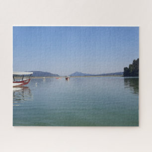 Kleines Boot auf ruhigem Wasser