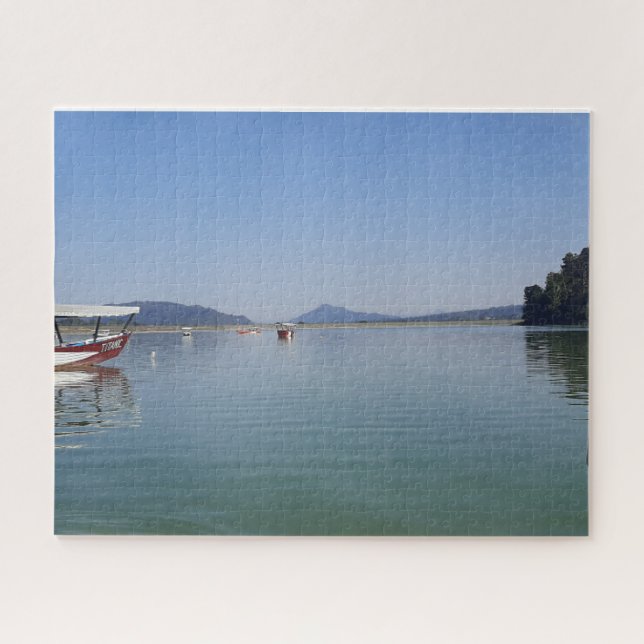 Kleines Boot auf ruhigem Wasser (Horizontal)