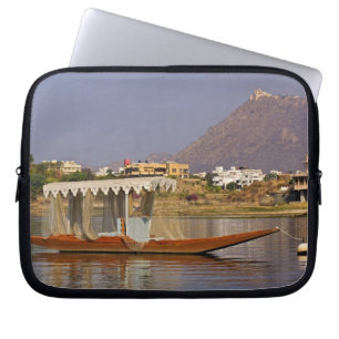 Kleines Boot, Lake Pichola, Udaipur, Indien. Laptopschutzhülle