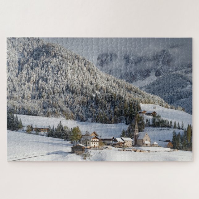 Kleines Dorf im Schnee in den Alpen im Winter (Horizontal)