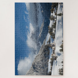 Kleines Dorf mit Dolomitbergen im Schnee