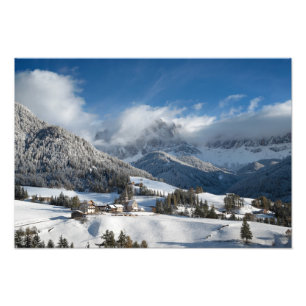 Kleines Dorf mit Dolomitbergen im Schnee Fotodruck