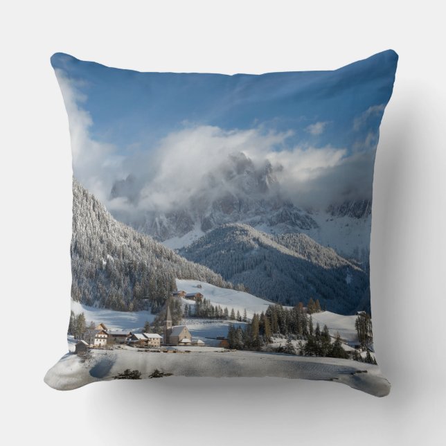 Kleines Dorf mit Dolomitbergen im Schnee Kissen (Vorderseite)
